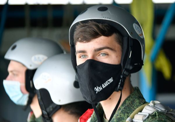 Призывники в ВДВ совершили первый прыжок с парашютом в Краснодарском крае - Sputnik Армения
