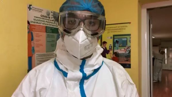 Министр здравоохранения Арсен Торосян вместе с премьер-министром Николом Пашиняном в инфекционной больнице Норк (8 июня 2020). Еревaн Министр здравоохранения Арсен Торосян вместе с премьер-министром Николом Пашиняном в инфекционной больнице Норк (8 июня 2020). Еревaн - Sputnik Արմենիա