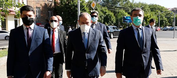 Премьер-министр Никол Пашинян с новоназначенным и бывшим главами СНБ перед зданием Службы (9 июня 2020). Еревaн - Sputnik Արմենիա
