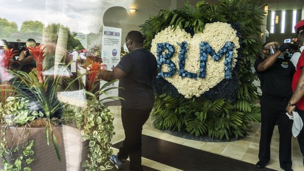 Венок BLM (black lives matter) в церкви The Fountain of Praise в Хьюстоне на церемонии прощания с афроамериканцем Джорджем Флойдом Венок BLM (black lives matter) в церкви The Fountain of Praise в Хьюстоне на церемонии прощания с афроамериканцем Джорджем Флойдом - Sputnik Армения