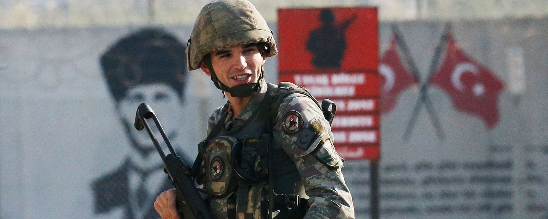 Турецкий солдат стоит на границе с Сирией в Акчакале (9 октября 2019). Провинция Шанлыурфа - Sputnik Армения, 1920, 14.01.2022