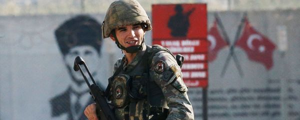 Турецкий солдат стоит на границе с Сирией в Акчакале (9 октября 2019). Провинция Шанлыурфа - Sputnik Армения
