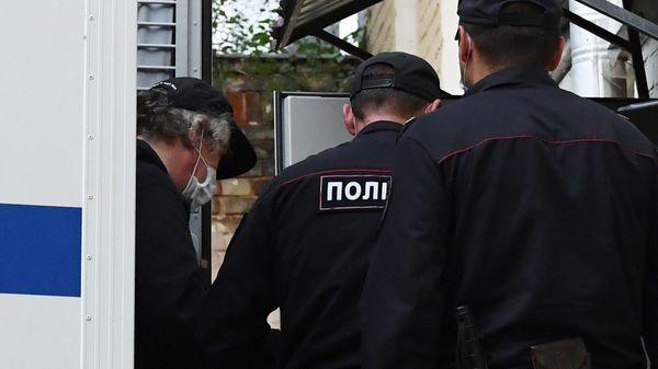 Актер Михаил Ефремов доставлен в Таганский суд для избрания меры пресечения (9 июня 2020). Москвa - Sputnik Армения