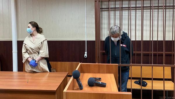 Актер Михаил Ефремов и адвокат Елизавета Шаргородская в Таганском районном суде, снимок с видео (9 июня 2020). Москвa - Sputnik Армения