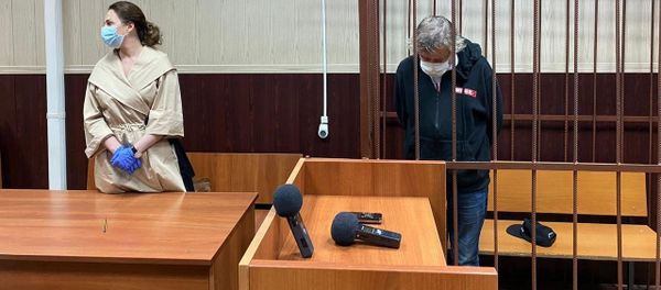 Актер Михаил Ефремов и адвокат Елизавета Шаргородская в Таганском районном суде, снимок с видео (9 июня 2020). Москвa - Sputnik Армения