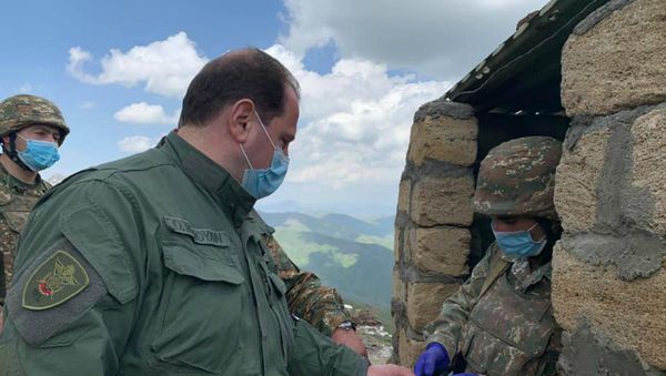 Министр обороны Давид Тоноян во время посещения позиции Монте в связи с Днем памяти Монте Мелконяна (12 июня 2020). Министр обороны Давид Тоноян во время посещения позиции Монте в связи с Днем памяти Монте Мелконяна (12 июня 2020). - Sputnik Արմենիա