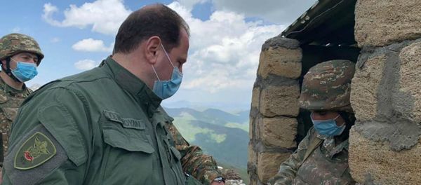 Министр обороны Давид Тоноян во время посещения позиции Монте в связи с Днем памяти Монте Мелконяна (12 июня 2020).  - Sputnik Արմենիա
