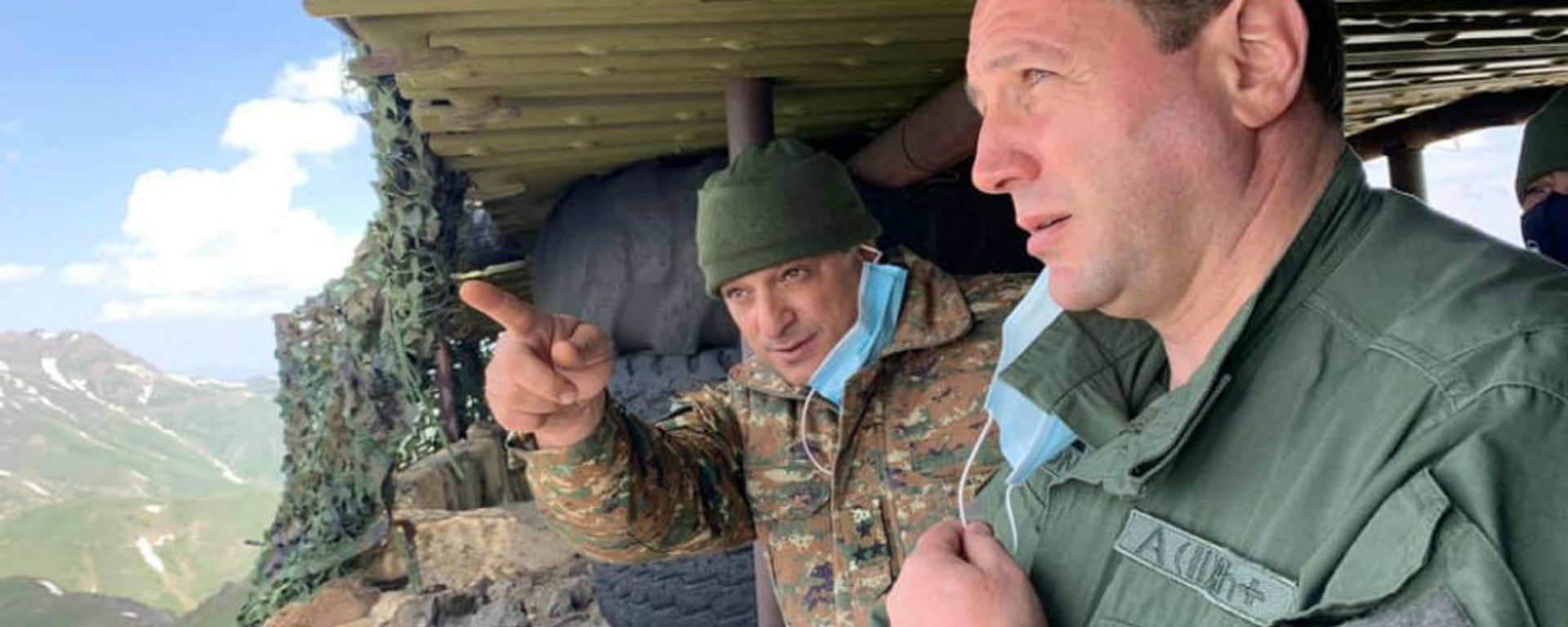 Министр обороны Давид Тоноян во время посещения позиции Монте в связи с Днем памяти Монте Мелконяна (12 июня 2020).  - Sputnik Армения, 1920, 02.10.2021