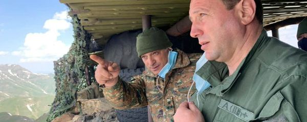 Министр обороны Давид Тоноян во время посещения позиции Монте в связи с Днем памяти Монте Мелконяна (12 июня 2020).  - Sputnik Արմենիա