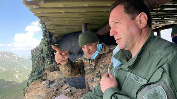 Министр обороны Давид Тоноян во время посещения позиции Монте в связи с Днем памяти Монте Мелконяна (12 июня 2020).  - Sputnik Армения