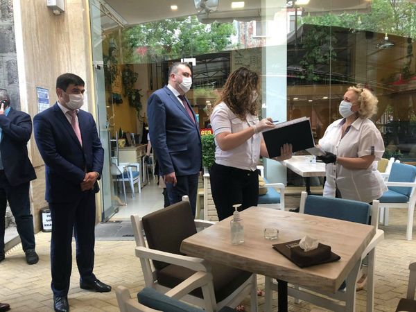 Ստուգումներ Գյումրիում, կամ պարետի ո՞ր որոշումներն են խախտվում սպասարկման կետերում Ստուգումներ Գյումրիում, կամ պարետի ո՞ր որոշումներն են խախտվում սպասարկման կետերում - Sputnik Արմենիա