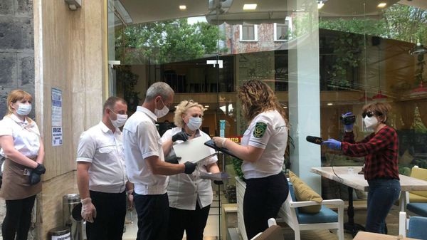 Мониторинг выполнения требований коменданта в различных торговых точках города (12 июня 2020). Гюмри - Sputnik Армения