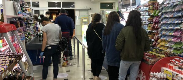 Очередь в одном из крупных супермаркетов Гюмри Очередь в одном из крупных супермаркетов Гюмри - Sputnik Армения