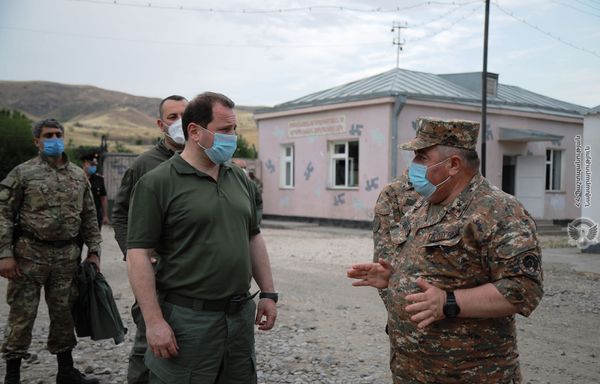 Министр обороны Армении посетил воинские части и боевую позицию Монте - фото - Sputnik Армения