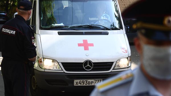 Автомобиль скорой медицинской помощи и сотрудники правоохранительных органов  - Sputnik Армения