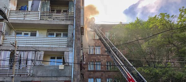 Пожар в здании гостиницы «Прага» (13 июня 2020). Еревaн - Sputnik Արմենիա