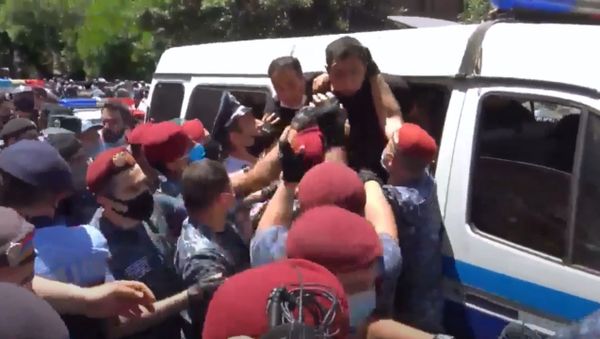 Полиция пытается поддержать порядок у здания СНБ, где собралась толпа в поддержку Гагика Царукяна (14 июня 2020). Еревaн - Sputnik Армения