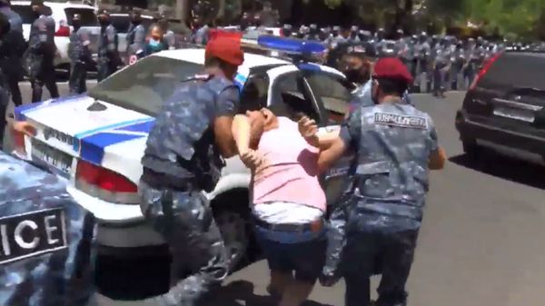 Полиция начала подвергать приводу участников акции в поддержку Царукяна  - Sputnik Армения
