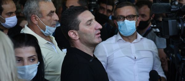 Толпа у здания СНБ в поддержку Гагика Царукяна, вызванного на допрос (14 июня 2020). Еревaн Толпа у здания СНБ в поддержку Гагика Царукяна, вызванного на допрос (14 июня 2020). Еревaн - Sputnik Армения