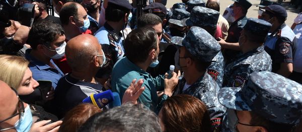 Арман Абовян во время протеста у здания СНБ, где проходит допрос Гагика Царукяна (14 июня 2020). Еревaн Арман Абовян во время протеста у здания СНБ, где проходит допрос Гагика Царукяна (14 июня 2020). Еревaн - Sputnik Армения