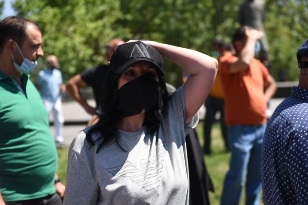 Депутат Наира Зограбян во время протеста у здания СНБ, где проходит допрос Гагика Царукяна (14 июня 2020). Еревaн - Sputnik Армения