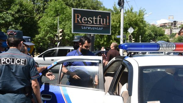 Полиция пытается поддержать порядок у здания СНБ, где собралась толпа в поддержку Гагика Царукяна (14 июня 2020). Еревaн Полиция пытается поддержать порядок у здания СНБ, где собралась толпа в поддержку Гагика Царукяна (14 июня 2020). Еревaн - Sputnik Армения