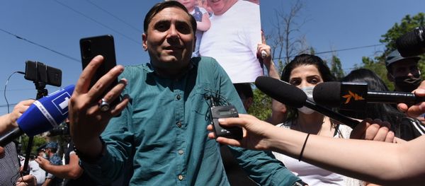 Арман Абовян во время протеста у здания СНБ, где проходит допрос Гагика Царукяна (14 июня 2020). Еревaн - Sputnik Արմենիա