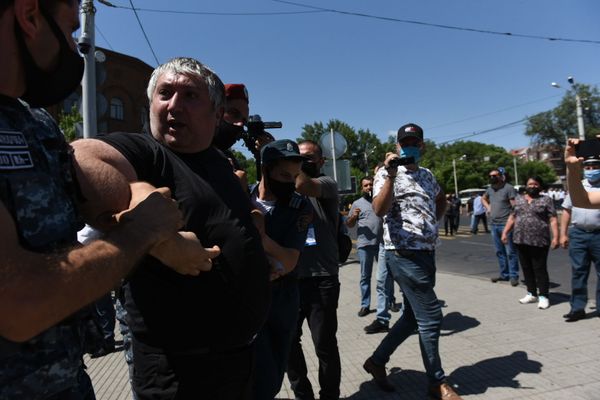 Полиция пытается поддержать порядок у здания СНБ, где собралась толпа в поддержку Гагика Царукяна (14 июня 2020). Еревaн - Sputnik Армения