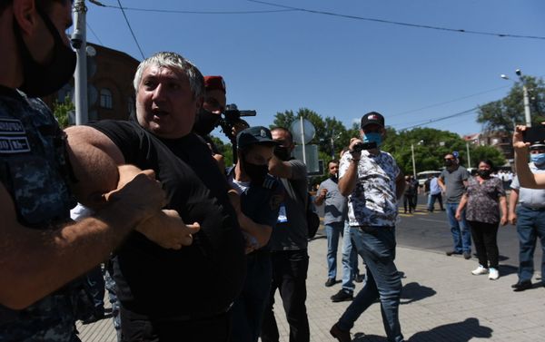 Полиция пытается поддержать порядок у здания СНБ, где собралась толпа в поддержку Гагика Царукяна (14 июня 2020). Еревaн - Sputnik Армения