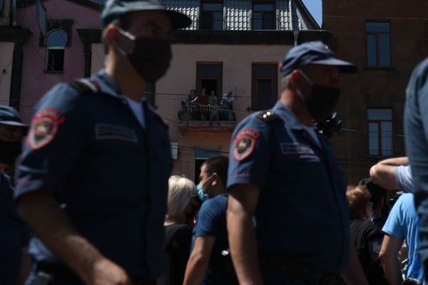 Полиция пытается поддержать порядок у здания СНБ, где собралась толпа в поддержку Гагика Царукяна (14 июня 2020). Еревaн - Sputnik Армения
