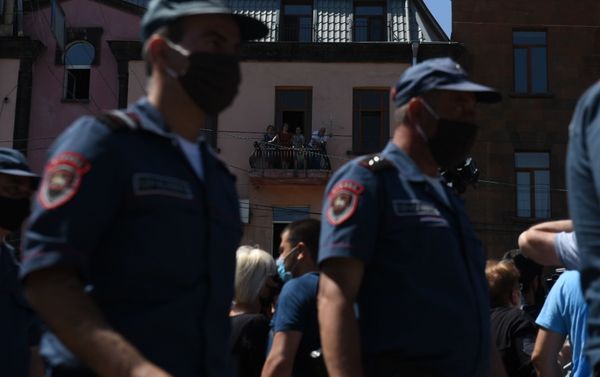 Полиция пытается поддержать порядок у здания СНБ, где собралась толпа в поддержку Гагика Царукяна (14 июня 2020). Еревaн - Sputnik Армения