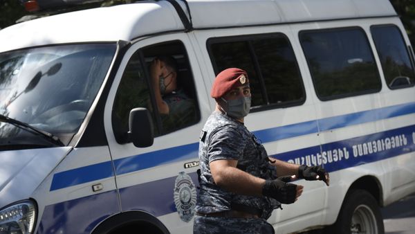 Полиция пытается поддержать порядок у здания СНБ, где собралась толпа в поддержку Гагика Царукяна (14 июня 2020). Еревaн Полиция пытается поддержать порядок у здания СНБ, где собралась толпа в поддержку Гагика Царукяна (14 июня 2020). Еревaн - Sputnik Армения