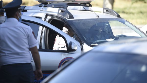 Полиция пытается поддержать порядок у здания СНБ, где собралась толпа в поддержку Гагика Царукяна (14 июня 2020). Еревaн - Sputnik Արմենիա