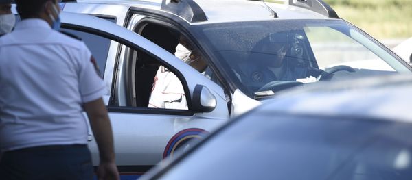 Полиция пытается поддержать порядок у здания СНБ, где собралась толпа в поддержку Гагика Царукяна (14 июня 2020). Еревaн - Sputnik Արմենիա
