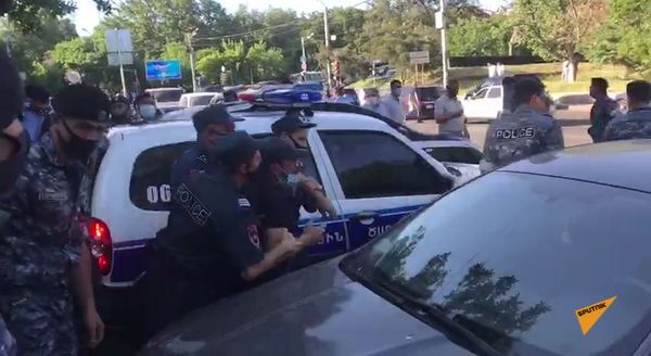 Царукян под прицелом: хронология того, что произошло в Ереване в воскресенье - Sputnik Армения