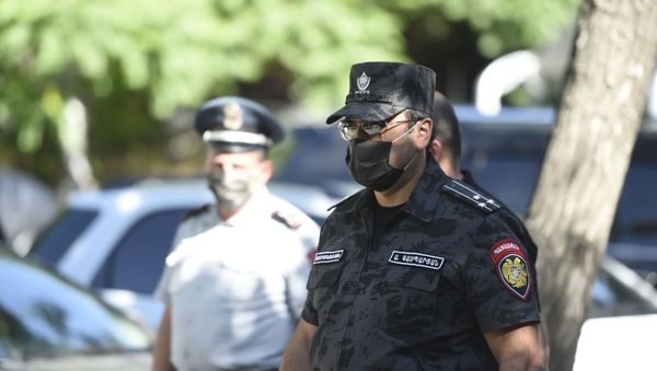 Полиция у здания СНБ, где собралась толпа в поддержку Гагика Царукяна (14 июня 2020). Еревaн - Sputnik Армения