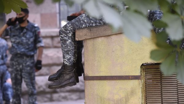 Полиция у здания СНБ, где собралась толпа в поддержку Гагика Царукяна (14 июня 2020). Еревaн - Sputnik Армения