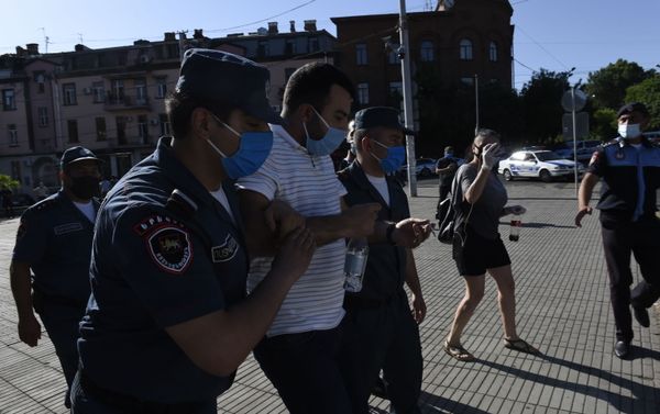  Полиция пытается поддержать порядок у здания СНБ, где собралась толпа в поддержку Гагика Царукяна (14 июня 2020). Еревaн - Sputnik Армения