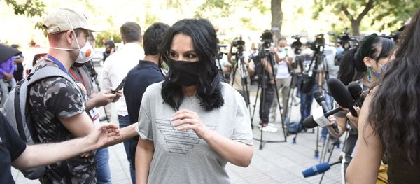 Депутат Наира Зограбян во время протеста у здания СНБ, где проходит допрос Гагика Царукяна (14 июня 2020). Еревaн Депутат Наира Зограбян во время протеста у здания СНБ, где проходит допрос Гагика Царукяна (14 июня 2020). Еревaн - Sputnik Արմենիա