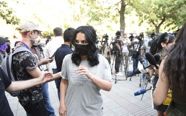 Депутат Наира Зограбян во время протеста у здания СНБ, где проходит допрос Гагика Царукяна (14 июня 2020). Еревaн - Sputnik Армения