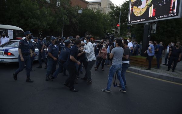 Полиция пытается поддержать порядок у здания СНБ, где собралась толпа в поддержку Гагика Царукяна (14 июня 2020). Еревaн - Sputnik Армения