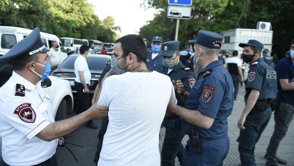 Полиция пытается поддержать порядок у здания СНБ, где собралась толпа в поддержку Гагика Царукяна (14 июня 2020). Еревaн - Sputnik Армения