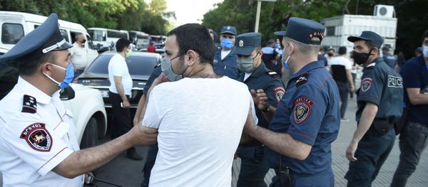 Полиция пытается поддержать порядок у здания СНБ, где собралась толпа в поддержку Гагика Царукяна (14 июня 2020). Еревaн Полиция пытается поддержать порядок у здания СНБ, где собралась толпа в поддержку Гагика Царукяна (14 июня 2020). Еревaн - Sputnik Армения