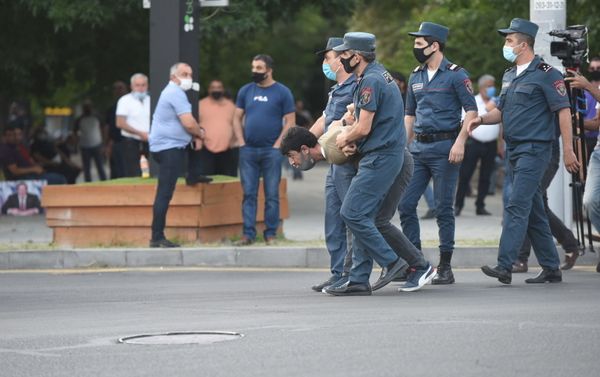 Полиция пытается поддержать порядок у здания СНБ, где собралась толпа в поддержку Гагика Царукяна (14 июня 2020). Еревaн - Sputnik Армения