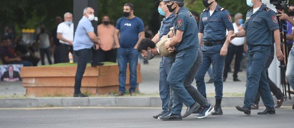 Полиция пытается поддержать порядок у здания СНБ, где собралась толпа в поддержку Гагика Царукяна (14 июня 2020). Еревaн Полиция пытается поддержать порядок у здания СНБ, где собралась толпа в поддержку Гагика Царукяна (14 июня 2020). Еревaн - Sputnik Արմենիա