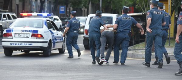 Полиция пытается поддержать порядок у здания СНБ, где собралась толпа в поддержку Гагика Царукяна (14 июня 2020). Еревaн - Sputnik Армения