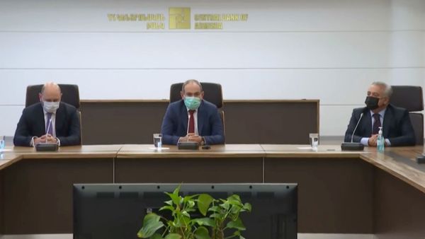 Премьер-министр Никол Пашинян представляет новоизбранного председателя ЦБ Мартина Галстяна (15 июня 2020). Еревaн - Sputnik Армения