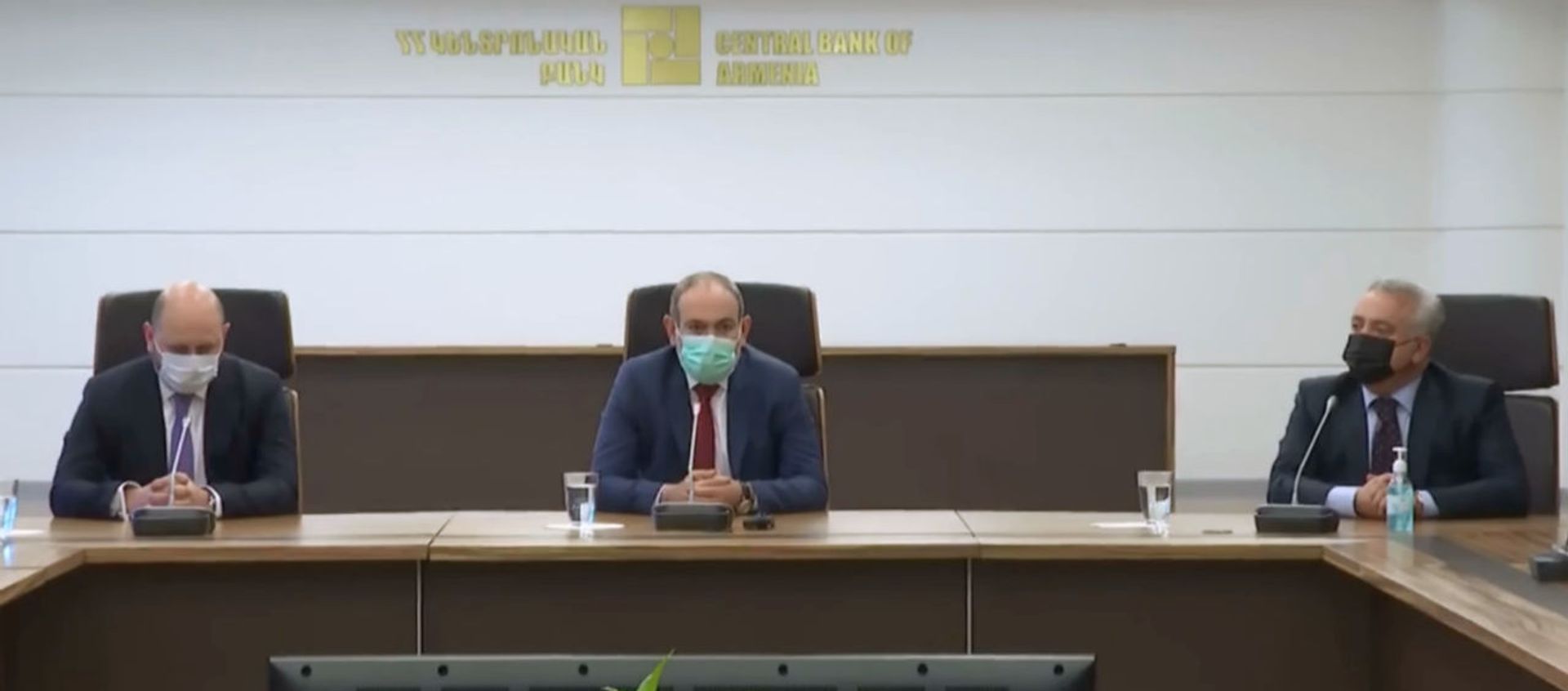 Премьер-министр Никол Пашинян представляет новоизбранного председателя ЦБ Мартина Галстяна (15 июня 2020). Еревaн Премьер-министр Никол Пашинян представляет новоизбранного председателя ЦБ Мартина Галстяна (15 июня 2020). Еревaн - Sputnik Արմենիա, 1920, 16.03.2021