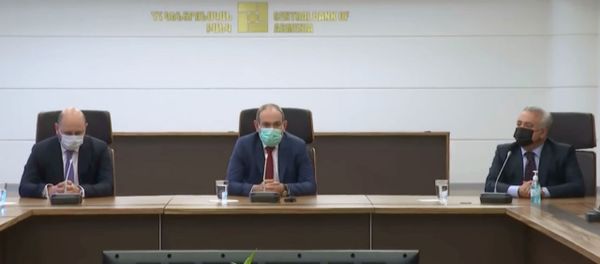 Премьер-министр Никол Пашинян представляет новоизбранного председателя ЦБ Мартина Галстяна (15 июня 2020). Еревaн - Sputnik Армения