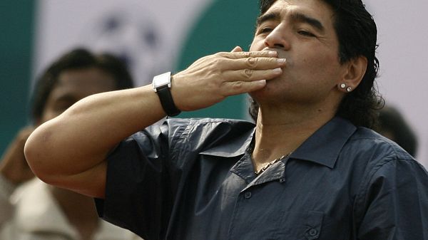 Тренер сборной Аргентины по футболу и бывшая звезда футбола Диего Армандо Марадона посылает воздушный поцелуй своим поклонникам по прибытии в Махешталу, на окраине Калькутты (6 декабря 2008). Индия Тренер сборной Аргентины по футболу и бывшая звезда футбола Диего Армандо Марадона посылает воздушный поцелуй своим поклонникам по прибытии в Махешталу, на окраине Калькутты (6 декабря 2008). Индия - Sputnik Армения